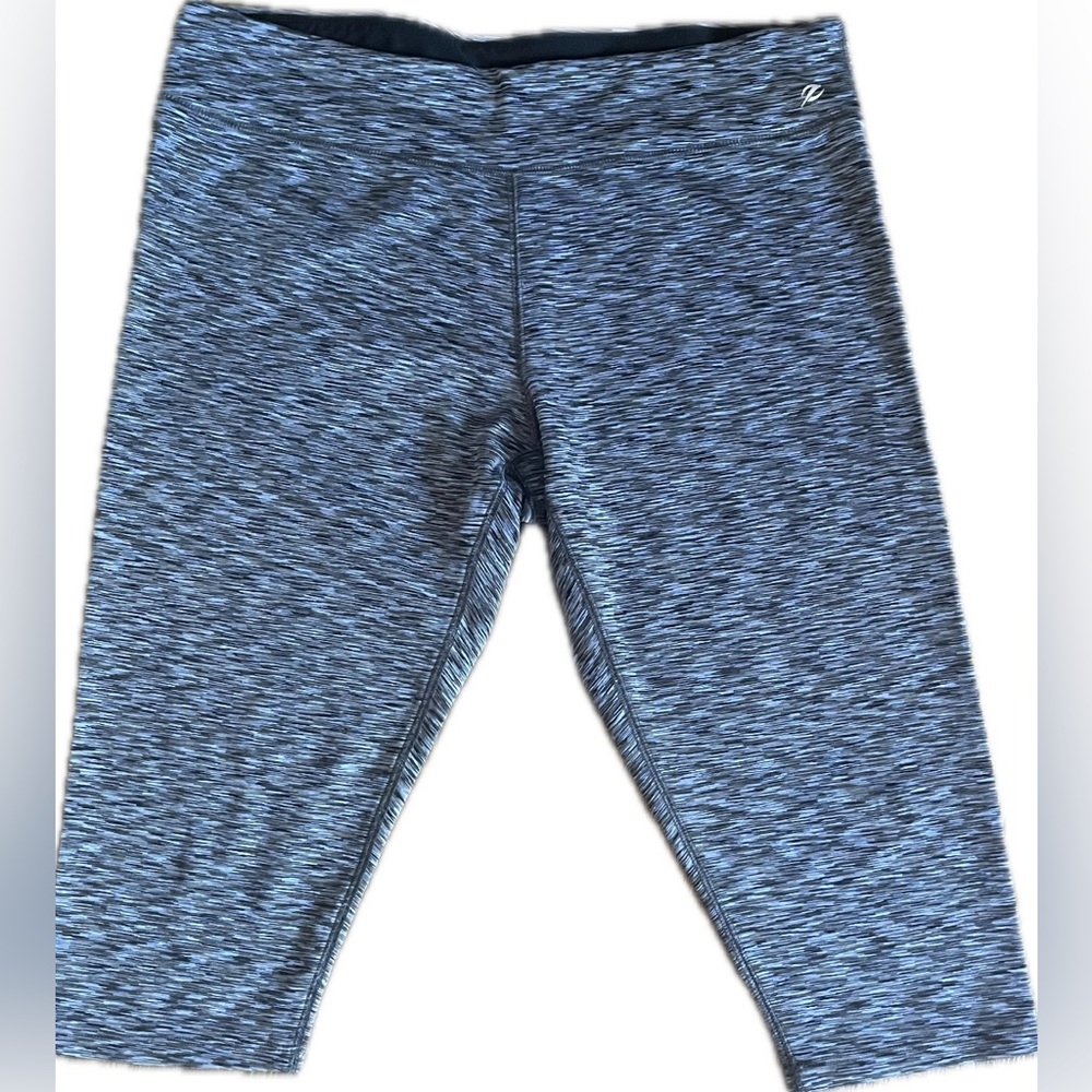 Energy Zone Heathered Blue Performance Capri
Leggings. Women's size 1X (16W-18W)